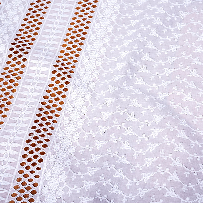 〔1m切り売り〕更紗やインドの伝統刺繍　アイレットレースのホワイトコットン布〔約106cm〕 - ホワイト 4 - インドならではの布ですね。