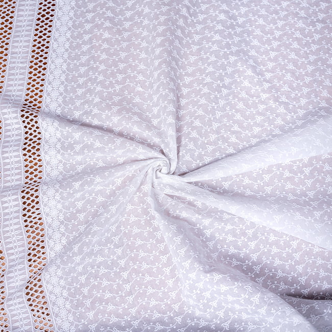 〔1m切り売り〕更紗やインドの伝統刺繍　アイレットレースのホワイトコットン布〔約106cm〕 - ホワイト 5 - 生地の拡大写真です。とても良い風合いです。