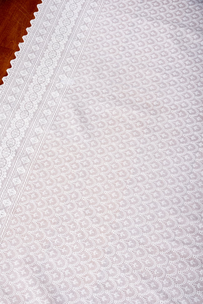 〔1m切り売り〕更紗やインドの伝統刺繍　アイレットレースのホワイトコットン布〔約106cm〕 - ホワイト 3 - 1mの長さごとにご購入いただけます。