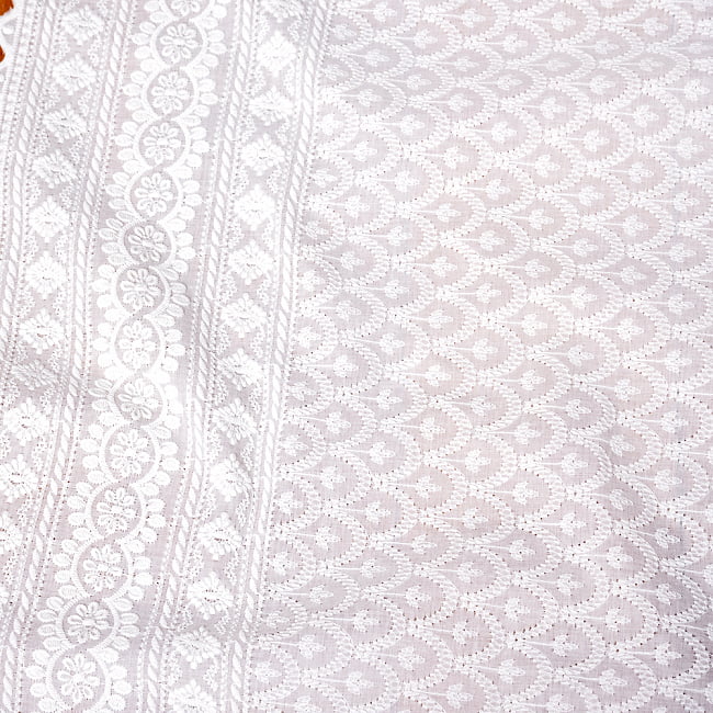 〔1m切り売り〕更紗やインドの伝統刺繍　アイレットレースのホワイトコットン布〔約106cm〕 - ホワイト 4 - インドならではの布ですね。