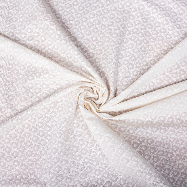 〔1m切り売り〕更紗やインドの伝統刺繍　アイレットレースのホワイトコットン布〔約106cm〕 - ホワイト 5 - 生地の拡大写真です。とても良い風合いです。