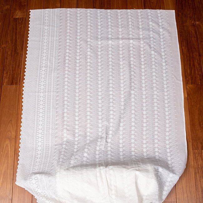 〔1m単位切り売り〕更紗やインドの伝統刺繍 アイレットレースのホワイトコットン布〔約106cm〕 - ホワイト 2 - とても素敵な雰囲気です