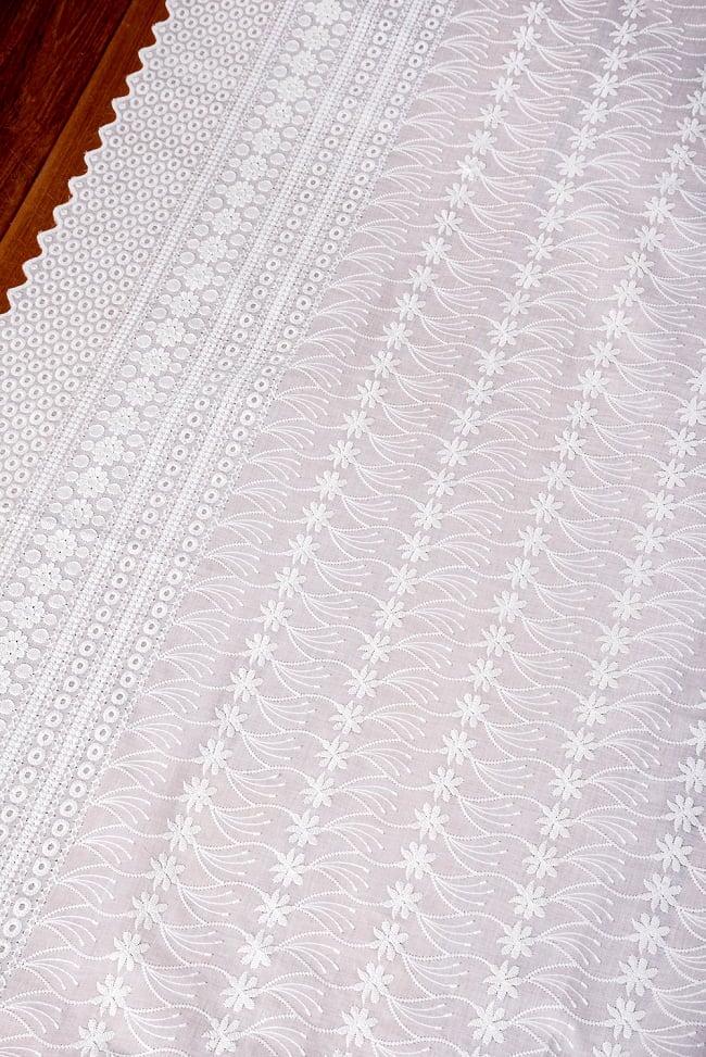 〔1m単位切り売り〕更紗やインドの伝統刺繍 アイレットレースのホワイトコットン布〔約106cm〕 - ホワイト 3 - 1mの長さごとにご購入いただけます。