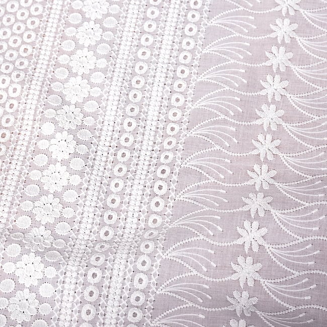 〔1m単位切り売り〕更紗やインドの伝統刺繍 アイレットレースのホワイトコットン布〔約106cm〕 - ホワイト 4 - インドならではの布ですね。