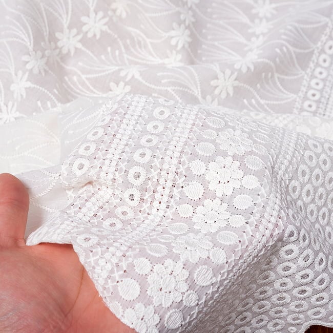 〔1m単位切り売り〕更紗やインドの伝統刺繍 アイレットレースのホワイトコットン布〔約106cm〕 - ホワイト 6 - 生地を広げてみたところです。横幅もしっかりあります。注文個数に応じた長さにカットしてお送りいたします。