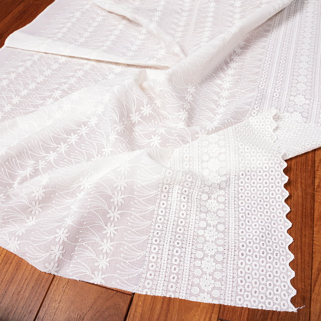 〔1m切り売り〕更紗やインドの伝統刺繍　アイレットレースのホワイトコットン布〔約106cm〕 - ホワイトの写真
