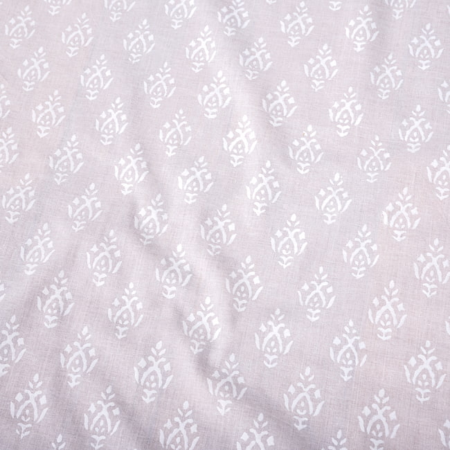 〔1m切り売り〕ジャイプル職人手作り　サフェードのボタニカルデザイン　インド伝統の木版染め更紗生地〔幅約106cm〕 4 - インドならではの布ですね。