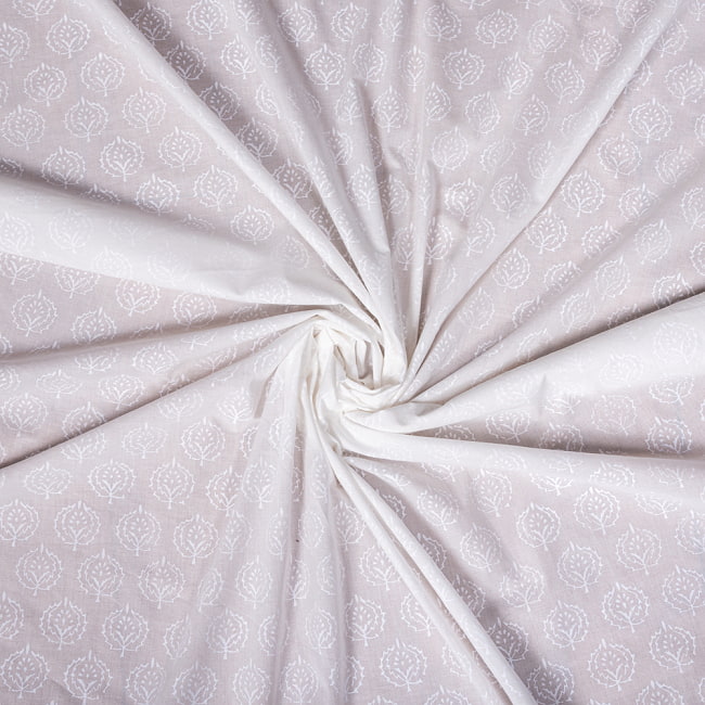 〔1m単位切り売り〕ジャイプル職人手作り サフェードのボタニカルデザイン インド伝統の木版染め更紗生地〔幅約106cm〕 5 - 生地の拡大写真です。とても良い風合いです。