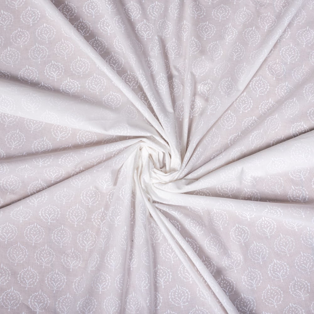 〔1m単位切り売り〕ジャイプル職人手作り　サフェードのボタニカルデザイン　インド伝統の木版染め更紗生地〔幅約106cm〕1枚目の説明写真です