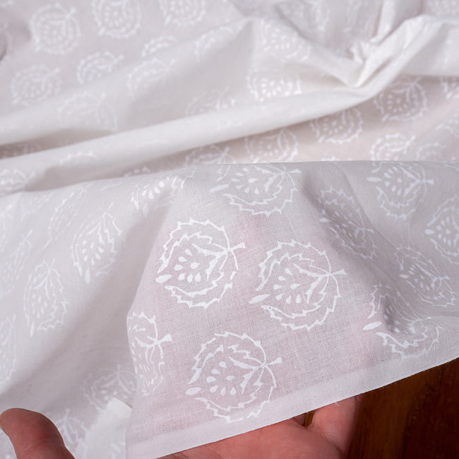 〔1m単位切り売り〕ジャイプル職人手作り サフェードのボタニカルデザイン インド伝統の木版染め更紗生地〔幅約106cm〕 6 - 生地を広げてみたところです。横幅もしっかりあります。注文個数に応じた長さにカットしてお送りいたします。