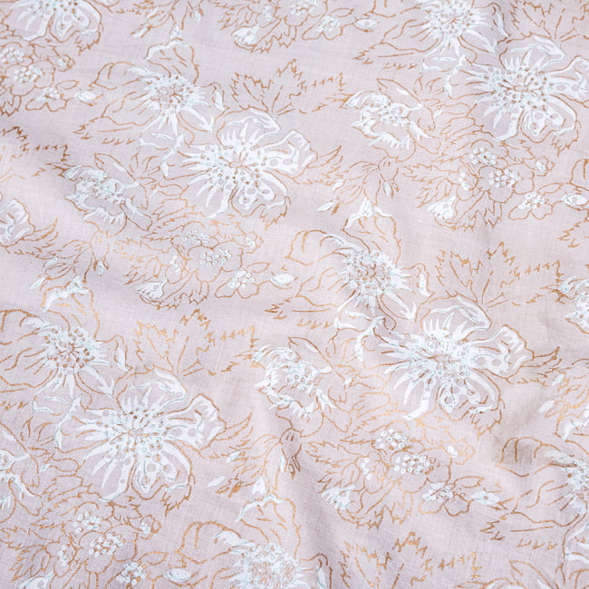 〔1m単位切り売り〕ジャイプル職人手作り 白生地×ゴールドプリントのボタニカルデザイン インド伝統の木版染め更紗生地〔幅約106cm〕 4 - インドならではの布ですね。