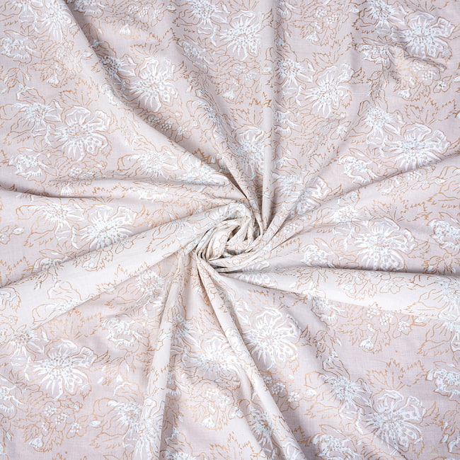 〔1m単位切り売り〕ジャイプル職人手作り 白生地×ゴールドプリントのボタニカルデザイン インド伝統の木版染め更紗生地〔幅約106cm〕 5 - 生地の拡大写真です。とても良い風合いです。