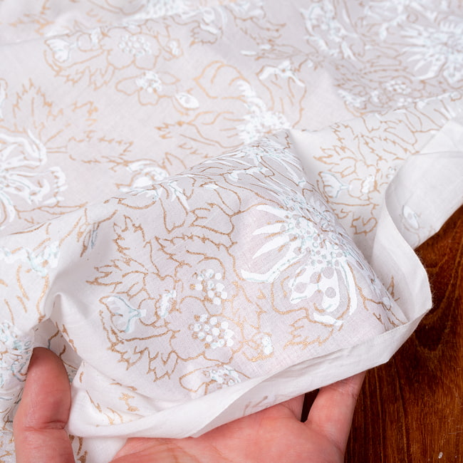 〔1m単位切り売り〕ジャイプル職人手作り 白生地×ゴールドプリントのボタニカルデザイン インド伝統の木版染め更紗生地〔幅約106cm〕 6 - 生地を広げてみたところです。横幅もしっかりあります。注文個数に応じた長さにカットしてお送りいたします。