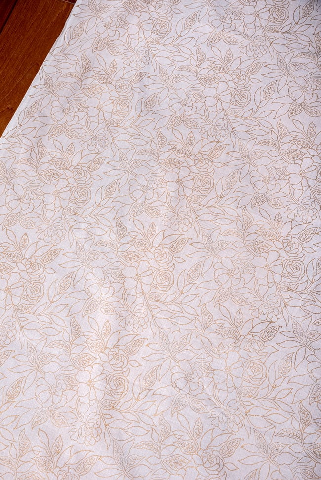 〔1m切り売り〕ジャイプル職人手作り　白生地×ゴールドプリントのボタニカルデザイン　インド伝統の木版染め更紗生地〔幅約106cm〕 3 - 1mの長さごとにご購入いただけます。