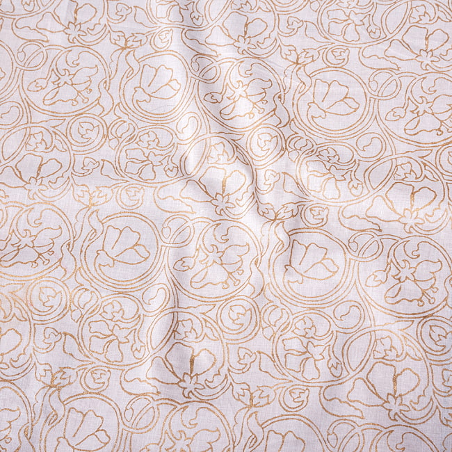 〔1m切り売り〕ジャイプル職人手作り　白生地×ゴールドプリントのボタニカルデザイン　インド伝統の木版染め更紗生地〔幅約106cm〕 4 - インドならではの布ですね。