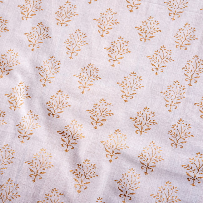 〔1m切り売り〕ジャイプル職人手作り　白生地×ゴールドプリントのボタニカルデザイン　インド伝統の木版染め更紗生地〔幅約106cm〕 4 - インドならではの布ですね。