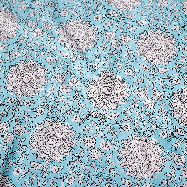 〔1m切り売り〕ジャイプル　職人手作り　色彩豊かなボタニカルデザイン　おしゃれ　生地　花柄　テーブルクロス　刺繍素材などへ〔幅約106cm〕 4 - インドならではの布ですね。