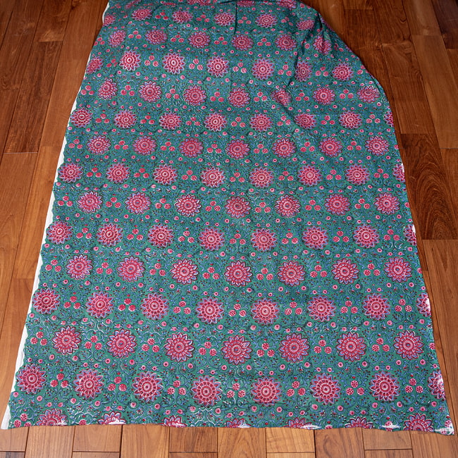 〔1m切り売り〕ジャイプル　職人手作り　色彩豊かなボタニカルデザイン　おしゃれ　生地　花柄　テーブルクロス　刺繍素材などへ〔幅約106cm〕 2 - とても素敵な雰囲気です
