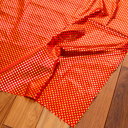 〔1m弱〕インドの伝統柄ゴールドプリント光沢布〔幅約105cm〕  ドット柄 - サブ5