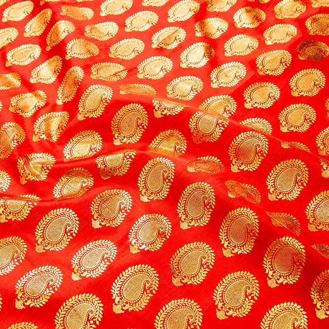 〔1m弱〕インドの伝統柄ゴールドプリント光沢布〔幅約107cm〕  ペイズリー柄 2 - 手芸などに幅広くお使いいただけます