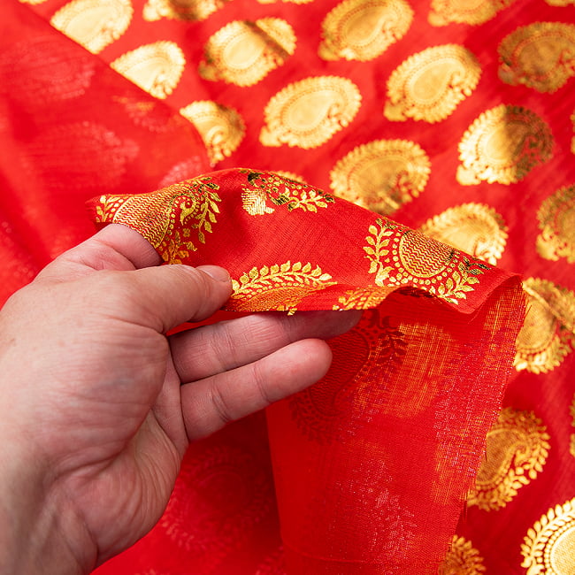 〔1m弱〕インドの伝統柄ゴールドプリント光沢布〔幅約107cm〕  ペイズリー柄 4 - 薄めの生地です。