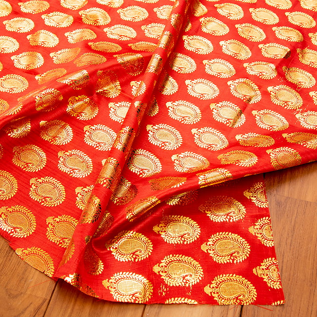 〔1m弱〕インドの伝統柄ゴールドプリント光沢布〔幅約107cm〕  ペイズリー柄 5 - 光沢感があるインドならではの布地です。