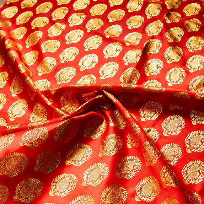 〔1m弱〕インドの伝統柄ゴールドプリント光沢布〔幅約107cm〕  ペイズリー柄の写真1枚目です。光沢感があるインドならではの布地です。手芸,裁縫,生地,アジアン,ファブリック,キラキラ布,豪華な布