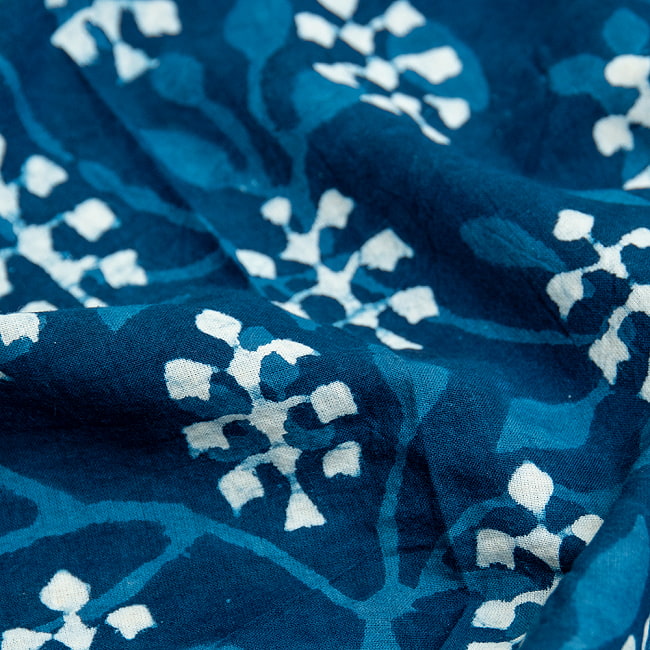 〔1m切り売り〕伝統息づく南インドから　昔ながらの木版インディゴ藍染布〔112cm〕 - 伝統ウッドブロック 3 - 陰影によっても表情が変わります