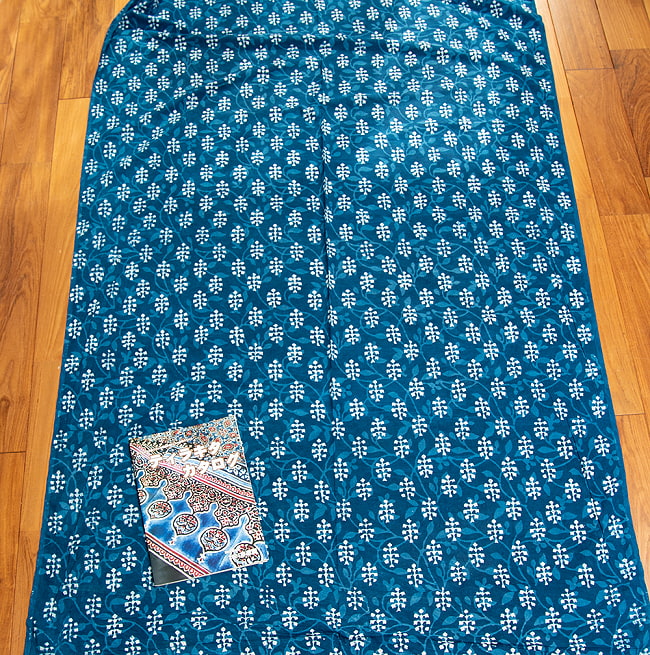 〔1m単位切り売り〕伝統息づく南インドから 昔ながらの木版インディゴ藍染布〔112cm〕 - 伝統ウッドブロック 4 - 横幅100cm以上ある大きな布なので、たっぷり使えます。左端にあるのはA4サイズの当店カタログです。