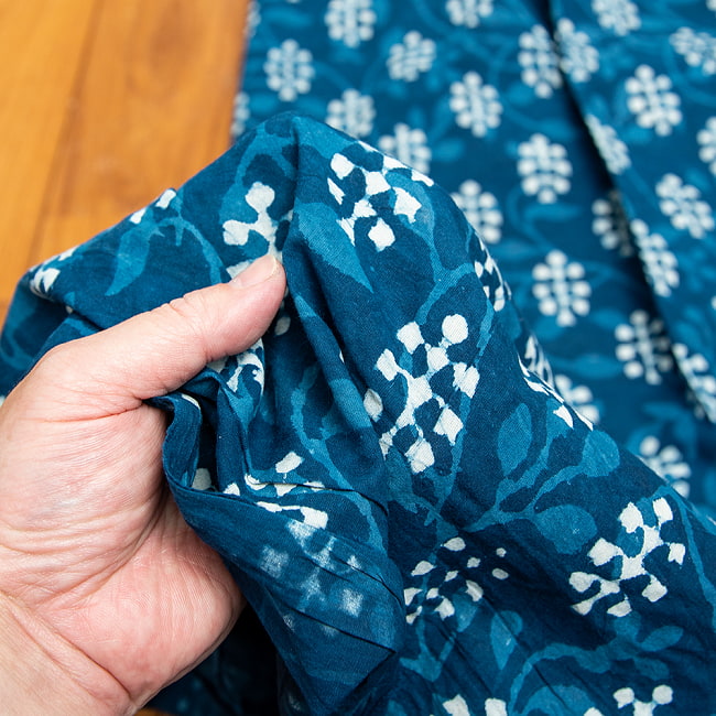 〔1m切り売り〕伝統息づく南インドから　昔ながらの木版インディゴ藍染布〔112cm〕 - 伝統ウッドブロック 6 - しっとりと柔らかめの生地です。