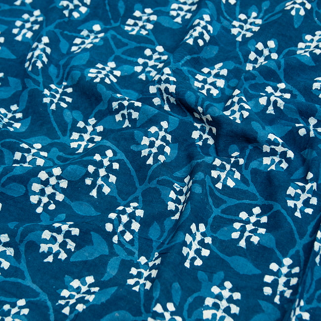〔1m切り売り〕伝統息づく南インドから　昔ながらの木版インディゴ藍染布〔112cm〕 - 伝統ウッドブロックの写真1枚目です。木版で丁寧にプリント。インドらしい味わいのある布地です。藍染め,インディゴ,ウッドブロック,木版染め,ボタニカル,唐草模様,切り売り,量り売り布,アジア布 手芸
