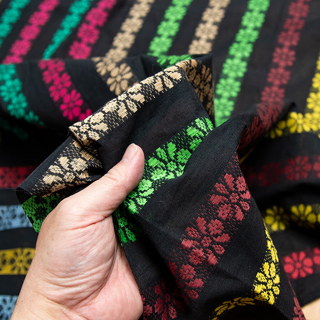 〔1m単位切り売り〕インドのお花刺繍シンプルコットン布〔幅約112cm〕 - ブラック系 5 - 生地の拡大写真です。とても良い風合いです。