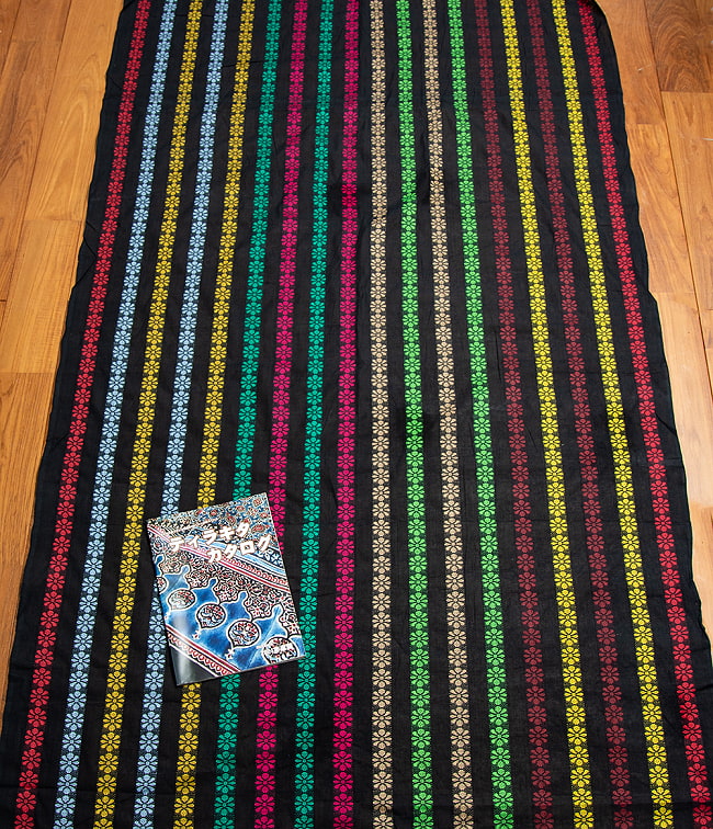 〔1m単位切り売り〕インドのお花刺繍シンプルコットン布〔幅約112cm〕 - ブラック系 6 - 生地を広げてみたところです。横幅もしっかりあります。注文個数に応じた長さにカットしてお送りいたします。