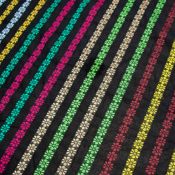 〔1m単位切り売り〕インドのお花刺繍シンプルコットン布〔幅約112cm〕 - ブラック系の商品写真