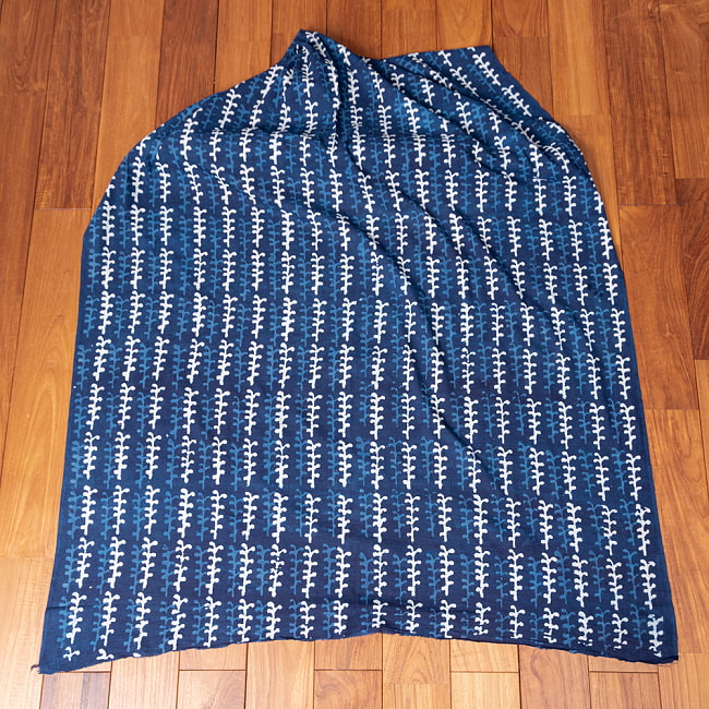 〔1m切り売り〕伝統息づく南インドから　昔ながらの木版インディゴ藍染布 - 蔦模様〔幅約112cm〕 2 - 全体を広げてみたところです。1mの長さごとにご購入いただけます。