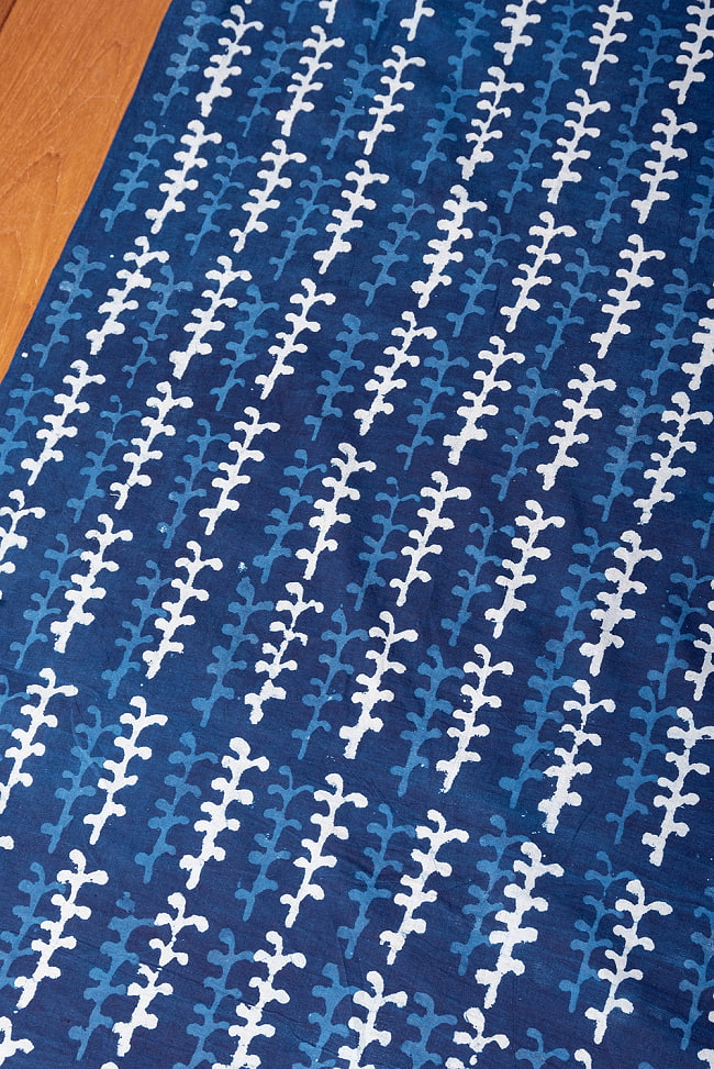 〔1m切り売り〕伝統息づく南インドから　昔ながらの木版インディゴ藍染布 - 蔦模様〔幅約112cm〕 3 - とても素敵な雰囲気