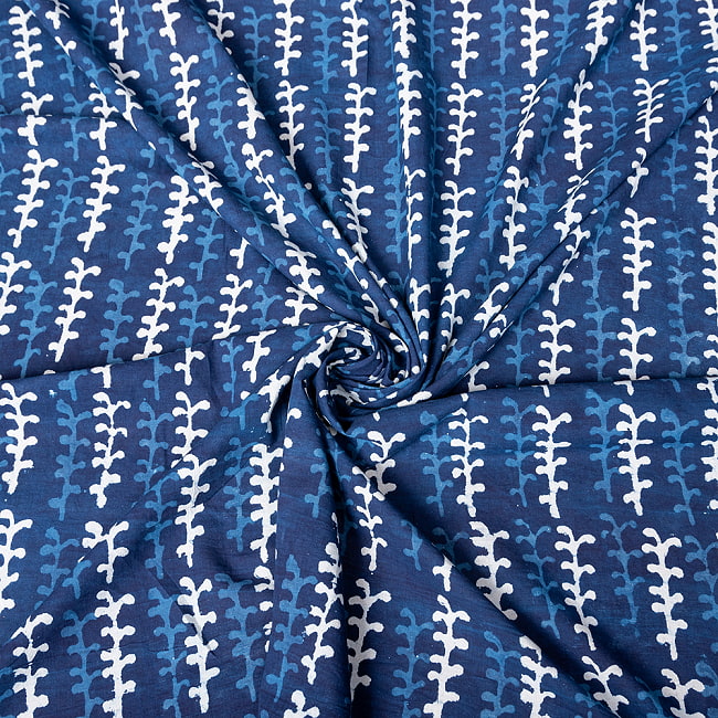 〔1m切り売り〕伝統息づく南インドから　昔ながらの木版インディゴ藍染布 - 蔦模様〔幅約112cm〕 4 - インドならではの布ですね。