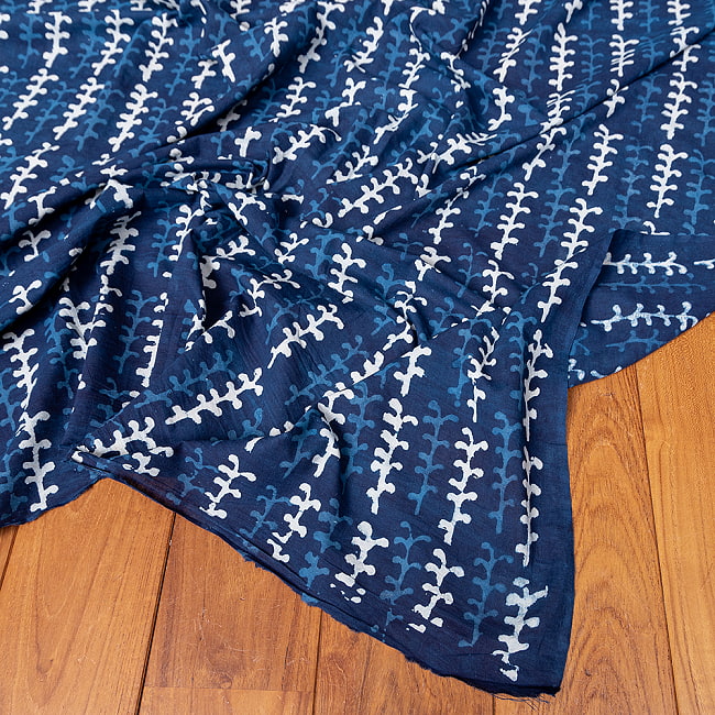 〔1m切り売り〕伝統息づく南インドから　昔ながらの木版インディゴ藍染布 - 蔦模様〔幅約112cm〕 5 - 縁部分の写真です。雰囲気ある、このムラはハンドメイドにしか出せません。