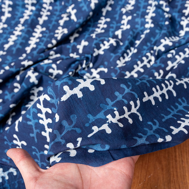 〔1m切り売り〕伝統息づく南インドから　昔ながらの木版インディゴ藍染布 - 蔦模様〔幅約112cm〕 6 - 生地の拡大写真です