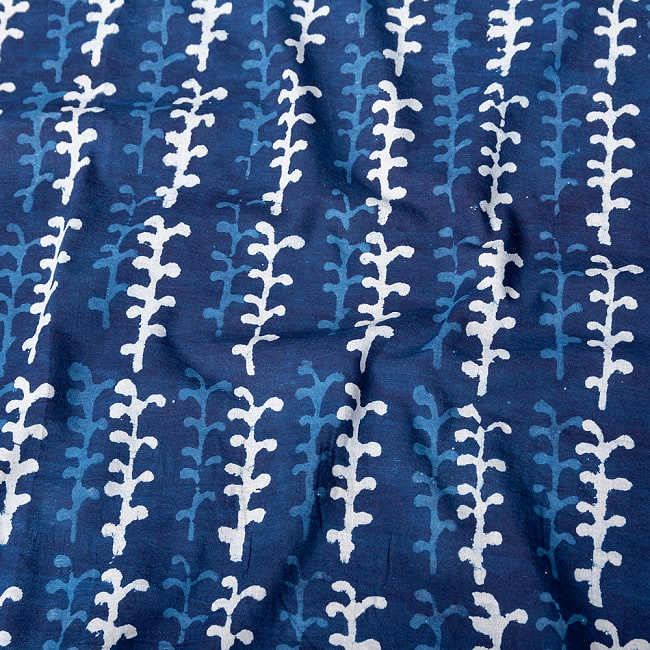 〔1m切り売り〕伝統息づく南インドから　昔ながらの木版インディゴ藍染布 - 蔦模様〔幅約112cm〕の写真1枚目です。木版で丁寧にプリント。インドらしい味わいのある布地です。藍染め,インディゴ,ウッドブロック,木版染め,ボタニカル,唐草模様,切り売り　テーブルクロス　おしゃれ,量り売り布,アジア布 手芸