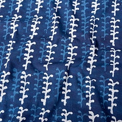 〔1m切り売り〕伝統息づく南インドから　昔ながらの木版インディゴ藍染布 - 蔦模様〔幅約112cm〕