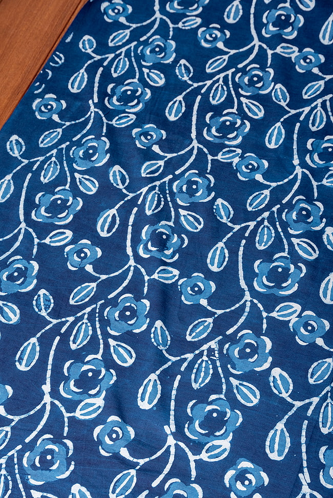 〔1m切り売り〕伝統息づく南インドから　昔ながらの木版インディゴ藍染布 - 更紗模様〔幅約113cm〕 3 - とても素敵な雰囲気