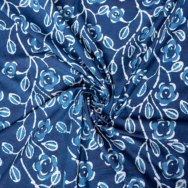 〔1m切り売り〕伝統息づく南インドから　昔ながらの木版インディゴ藍染布 - 更紗模様〔幅約113cm〕 4 - インドならではの布ですね。