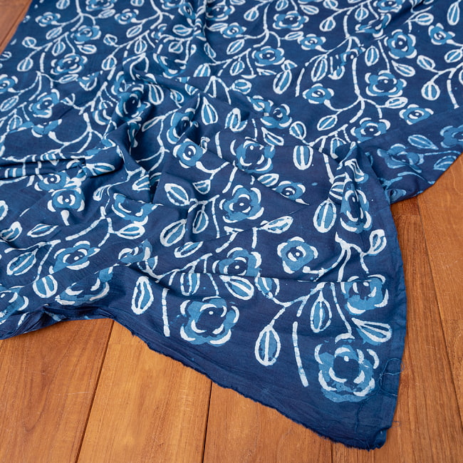 〔1m切り売り〕伝統息づく南インドから　昔ながらの木版インディゴ藍染布 - 更紗模様〔幅約113cm〕 5 - 縁部分の写真です。雰囲気ある、このムラはハンドメイドにしか出せません。