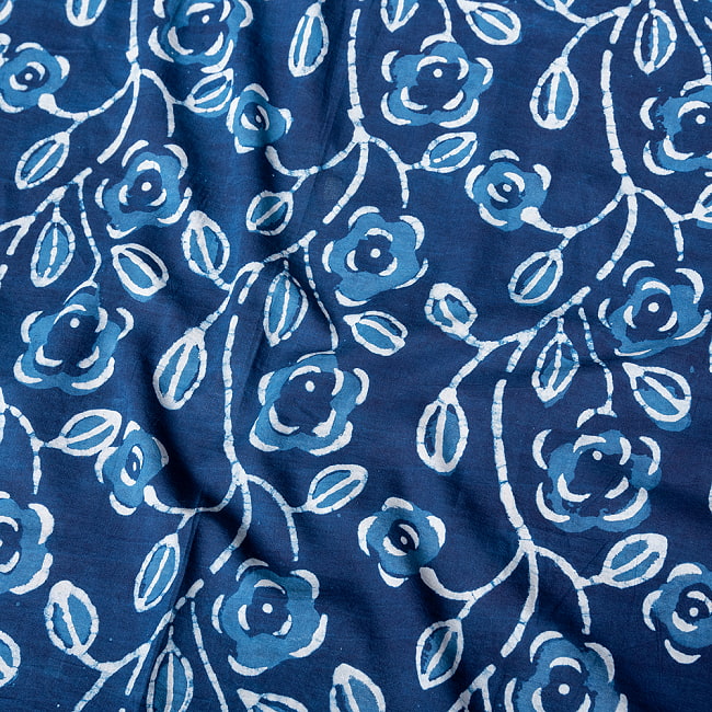 〔1m切り売り〕伝統息づく南インドから　昔ながらの木版インディゴ藍染布 - 更紗模様〔幅約113cm〕の写真1枚目です。木版で丁寧にプリント。インドらしい味わいのある布地です。藍染め,インディゴ,ウッドブロック,木版染め,ボタニカル,唐草模様,切り売り,量り売り布,アジア布 手芸
