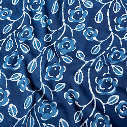 〔1m切り売り〕伝統息づく南インドから　昔ながらの木版インディゴ藍染布 - 更紗模様〔幅約113cm〕の商品写真