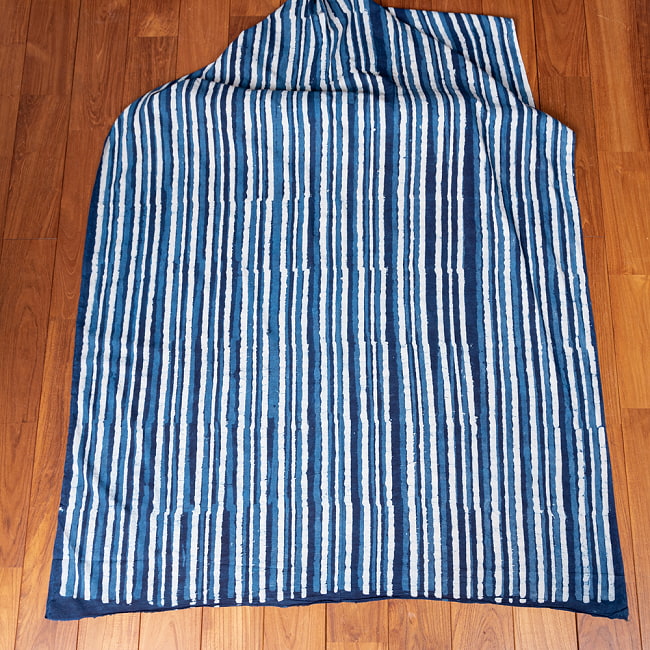 〔1m切り売り〕伝統息づく南インドから　昔ながらの木版インディゴ藍染布 - ストライプ〔幅約112cm〕 2 - 全体を広げてみたところです。1mの長さごとにご購入いただけます。