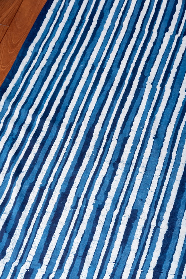 〔1m切り売り〕伝統息づく南インドから　昔ながらの木版インディゴ藍染布 - ストライプ〔幅約112cm〕 3 - とても素敵な雰囲気