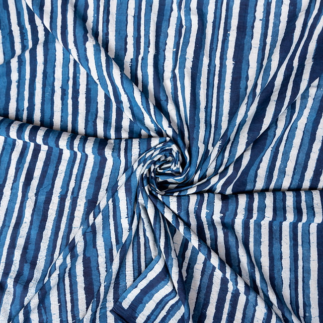〔1m切り売り〕伝統息づく南インドから　昔ながらの木版インディゴ藍染布 - ストライプ〔幅約112cm〕 4 - インドならではの布ですね。