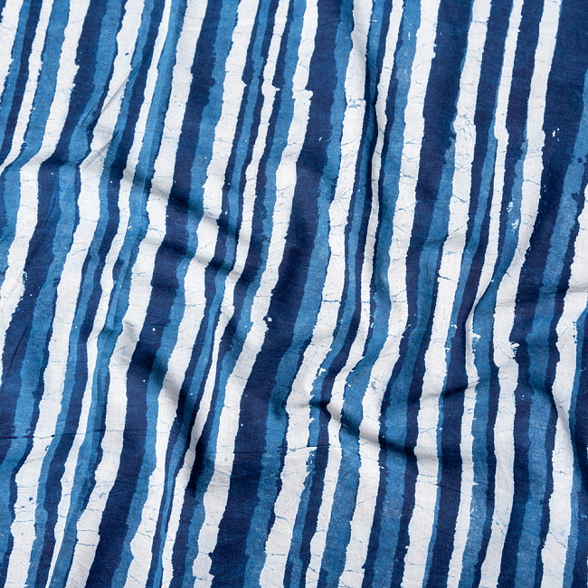 〔1m切り売り〕伝統息づく南インドから　昔ながらの木版インディゴ藍染布 - ストライプ〔幅約112cm〕の写真1枚目です。木版で丁寧にプリント。インドらしい味わいのある布地です。藍染め,インディゴ,ウッドブロック,木版染め,ボタニカル,唐草模様,切り売り,量り売り布,アジア布 手芸